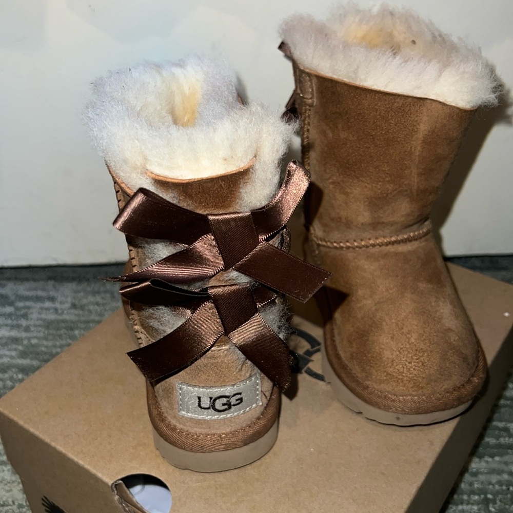 UGG kids size 7, with original box